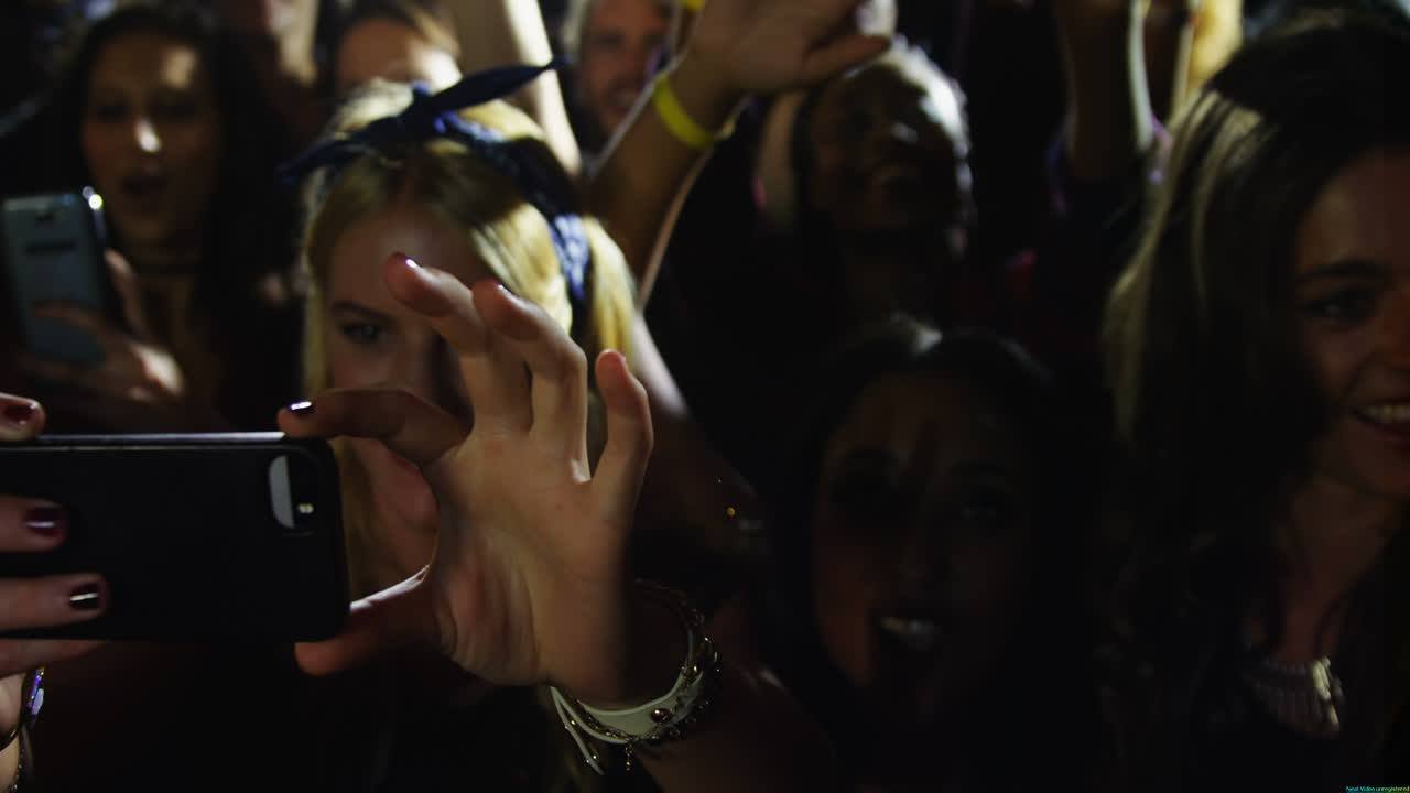 multitud observando y tomando fotografías del intérprete 4k