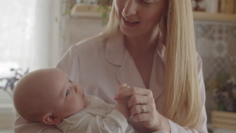 madre y bebé en la cocina