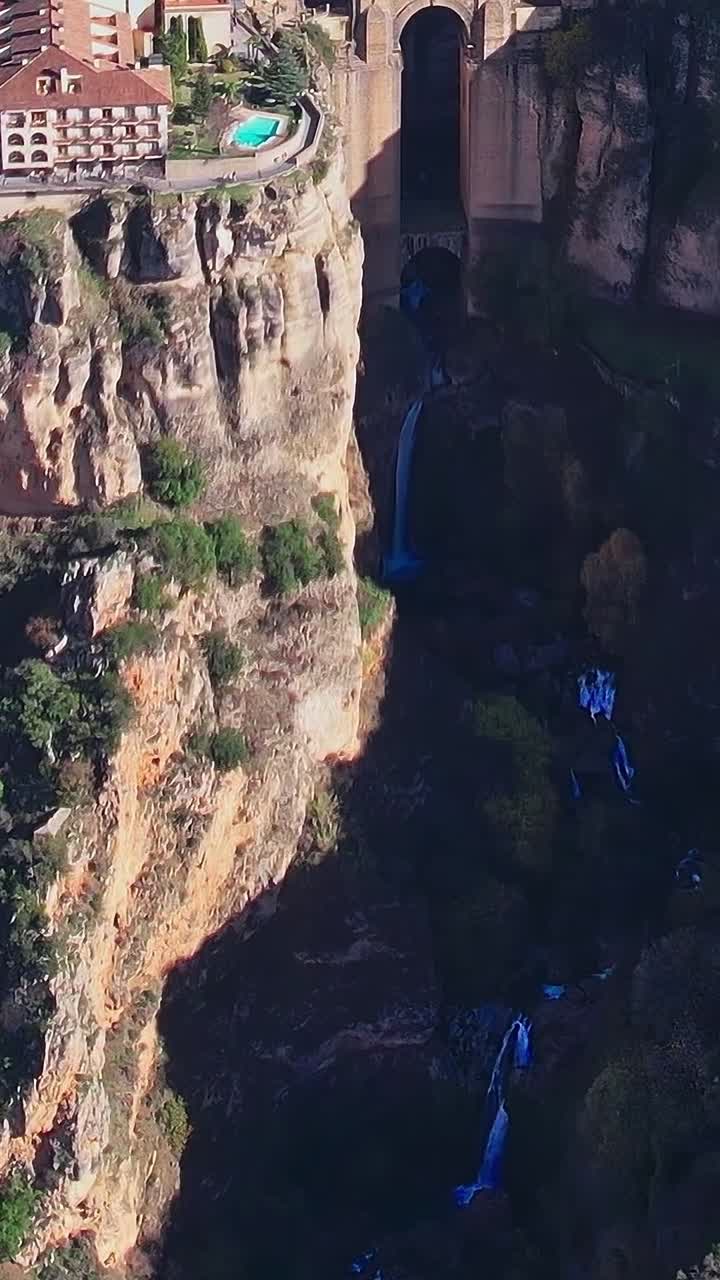 Explorando los acantilados y cascadas de Málaga (España) durante el día