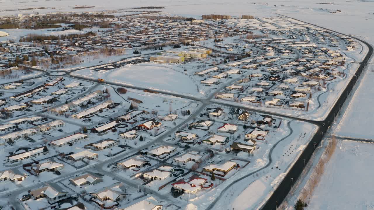 아이슬란드 겨울날 하얀 눈 덮인 셀포스 도시의 공중 패닝 샷