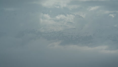 Lapso-De-Tiempo,-Nubes-Moviéndose-Sobre-Colinas-Y-Picos-Nevados,-Cordillera-De-Los-Alpes,-Europa