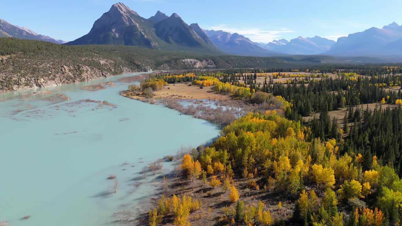 아브라함 호수 위의 가을: 바위 풍경과 가을 색의 놀라운 드론 뷰