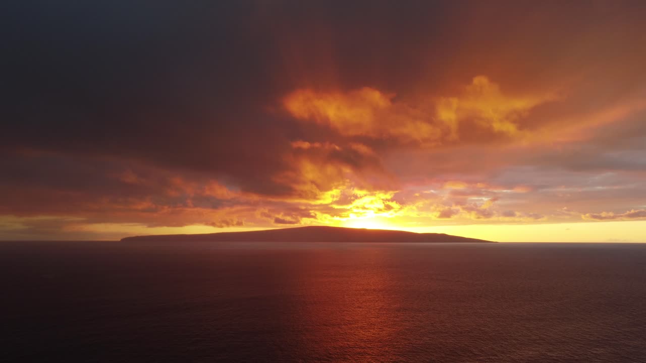 모로키니 분화구와 하와이의 거룩한 섬인 카호올라웨 (kahoolawe) 의 놀라운 공중 풍경.