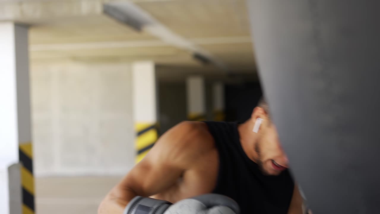 파킹 구역 체육관 에서 권투 가방 에  ⁇ 치 를 연습 하는 싸움 ⁇