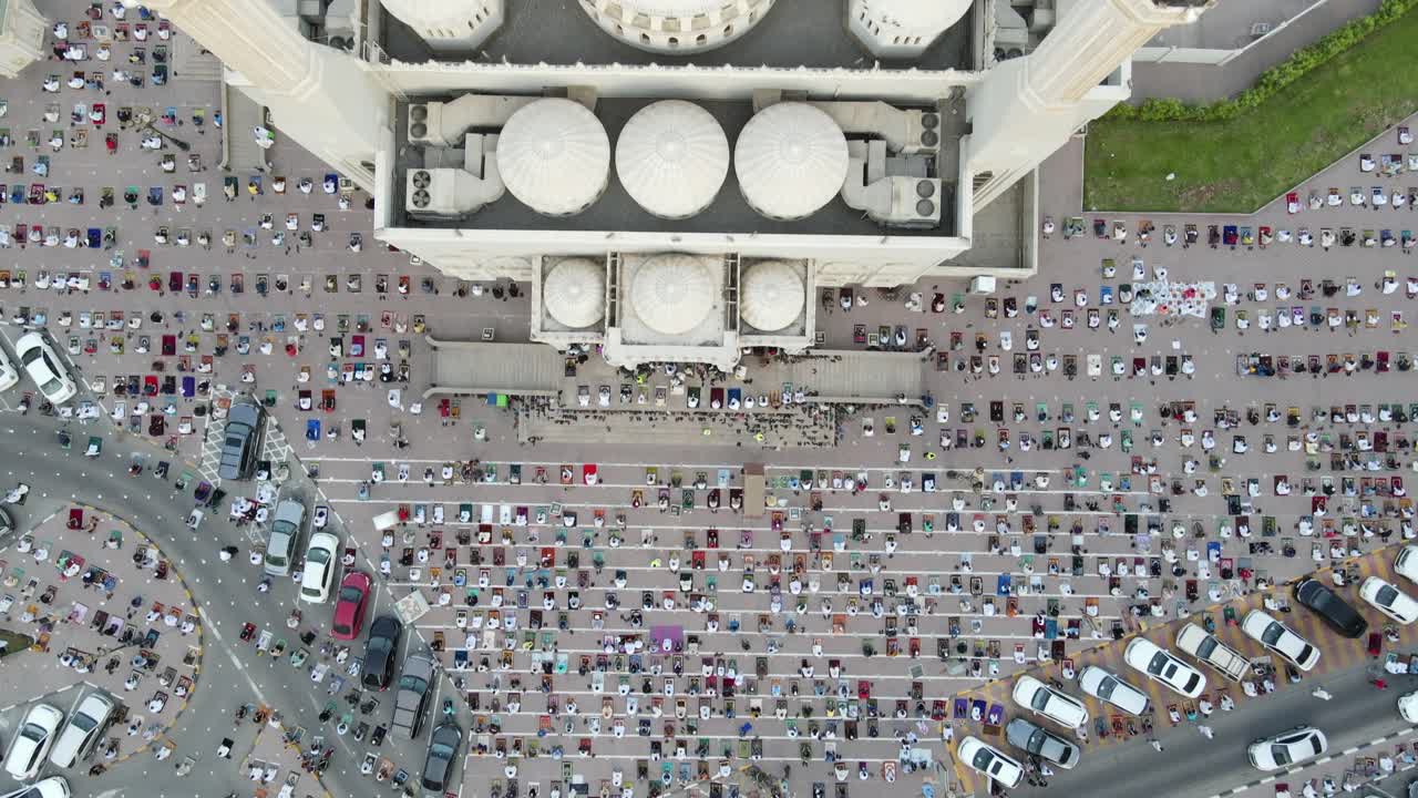 vista superior: fieles ofrecen la oración de eid al adha en la mezquita al noor en sharjah, emiratos árabes unidos el 20 de julio de 2021