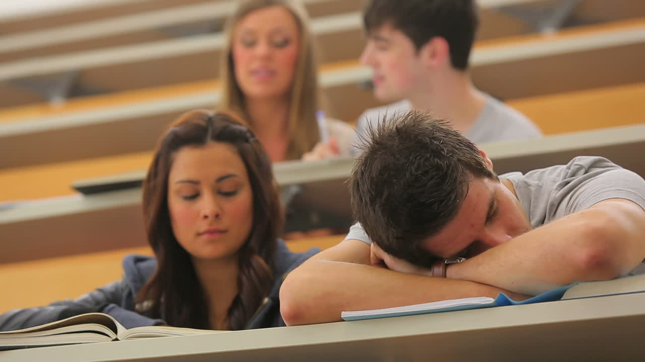 estudiante durmiendo en la sala de conferencias