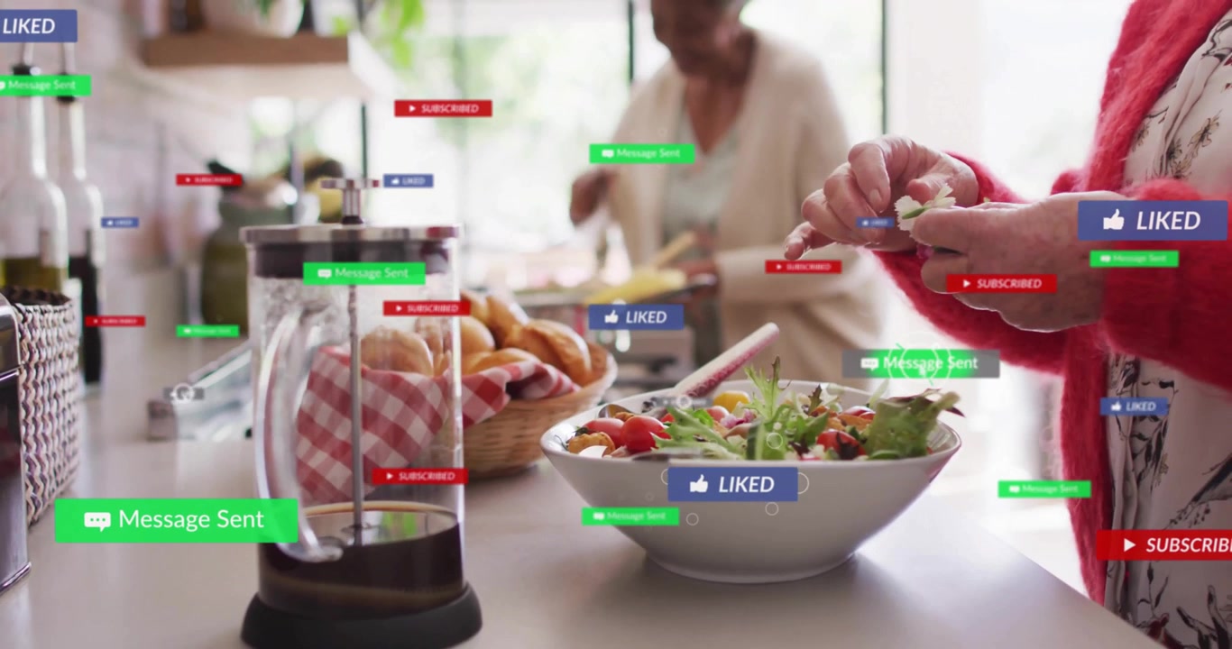 Mujeres mayores rompiendo lechuga y mezclando ensalada en la cocina por salud, con iconos de redes sociales