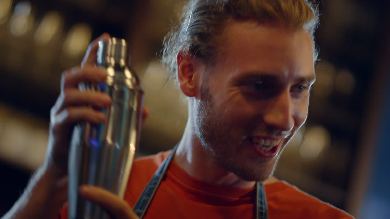 웃는 바텐더가 이커에서 테일을 는다