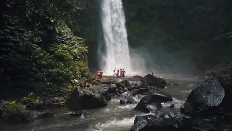 Bali,-Primavera-De-2020-En-1080-60p,-Durante-El-Día,-Vuelo-Cinematográfico-De-Drones-En-Cámara-Lenta-Frente-A-Una-Cascada