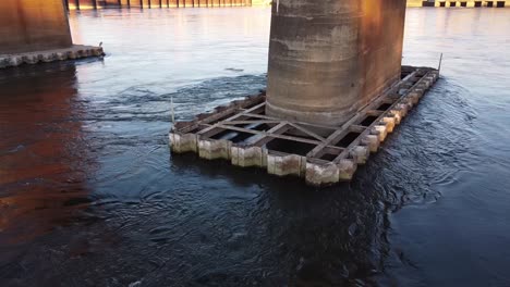 Vista-Aérea-Baja-O-Los-Pilones-En-El-Puente-Ferroviario-Tenbridge-En-Chattanooga-En-El-Río-Tennessee