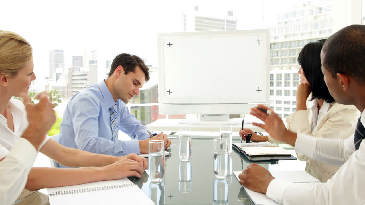 사업가 들 이 회의 에서 메모 를 쓰고 있다