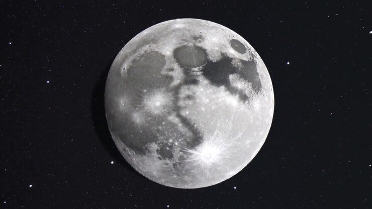 Lua cheia girando, flutuando em campo de estrelas escuro após pequeno alinhamento da câmera, mostrando crateras.