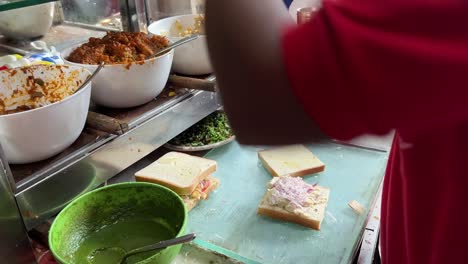 Sándwich-De-Estilo-Indio-Recién-Preparado-En-Un-Puesto-Al-Lado-De-La-Carretera-En-Kolkata,-India