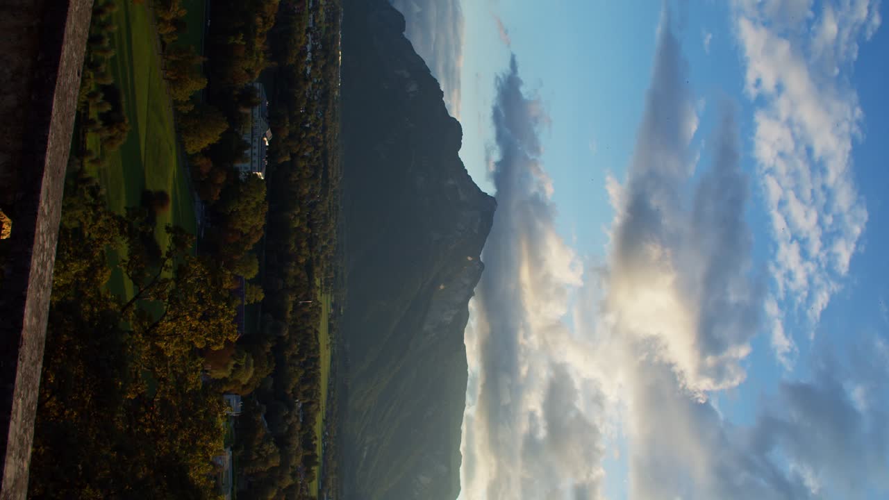 tomada vertical de la majestuosa montaña untersberg en salzburgo al atardecer, estática