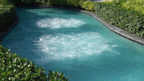 hermosa piscina en la decoración del jardín en el complejo hotelero