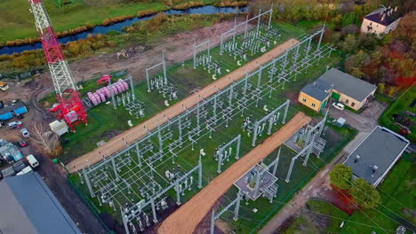 vista aérea de transformadores en una subestación eléctrica recién construida durante el día