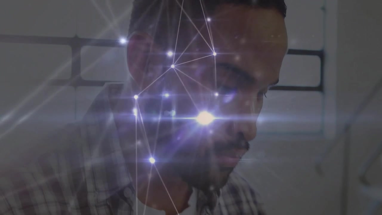 Uomo che tocca lo schermo di un tablet e attiva una sovrapposizione di rete per la visualizzazione rotante di dati tecnologici