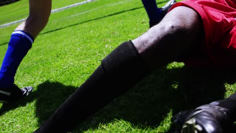 Dos-Jugadores-De-Fútbol-Golpeando-Una-Pelota-En-El-Campo