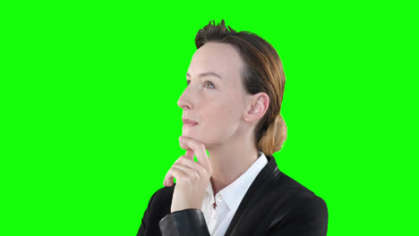 perfil de una mujer caucásica pensando en el fondo verde