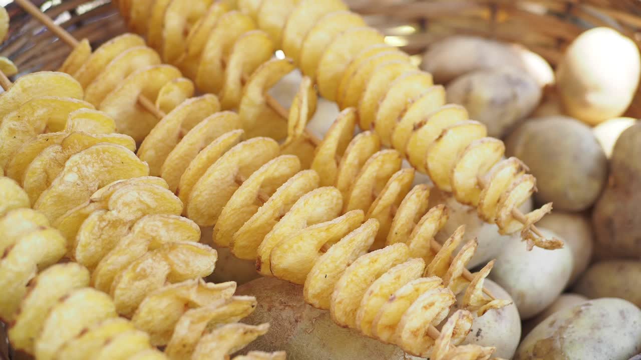 papas fritas espirales crujientes - deliciosa comida de la calle
