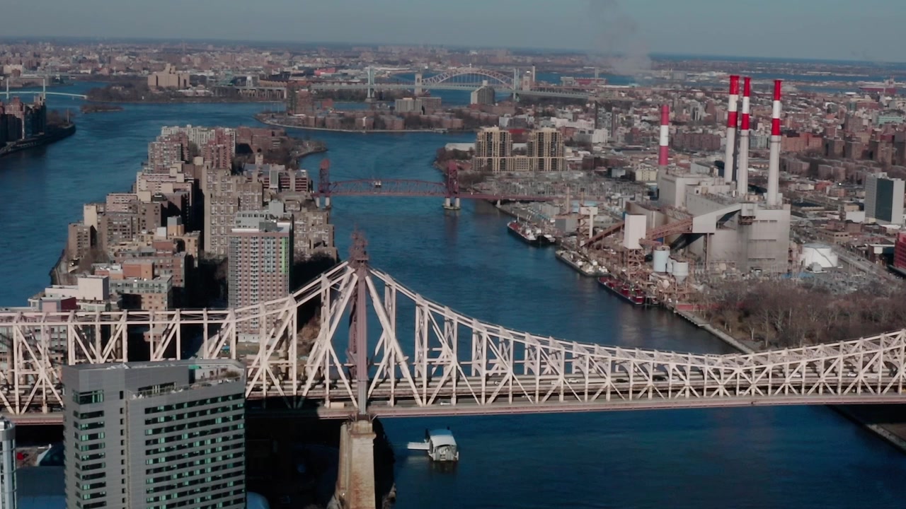 Vista da Ponte Queensboro e do East River em Nova Iorque durante o dia