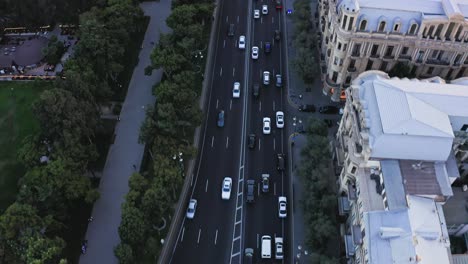 Vista-Aérea-De-Una-Carretera-Muy-Transitada-Y-Atascos-En-La-Ciudad-De-Bakú,-Azerbaiyán.