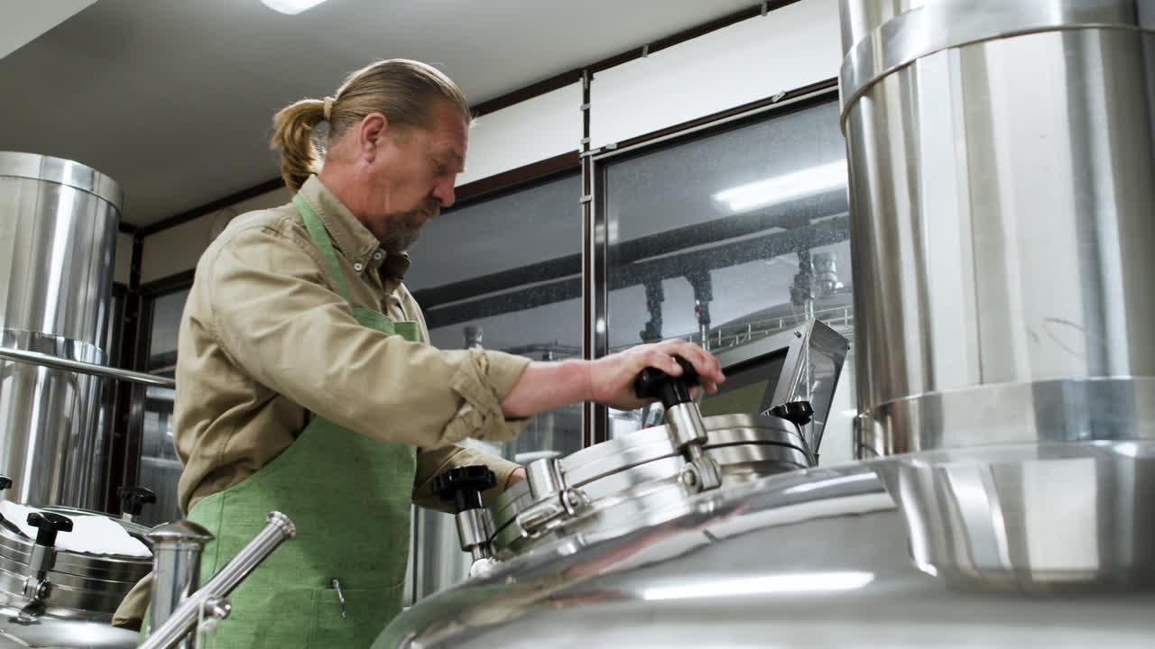 hombre maduro en la fábrica