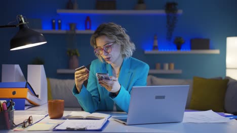 Mujer-Trabajadora-De-Oficina-En-Casa-Haciendo-Compras-En-Línea.