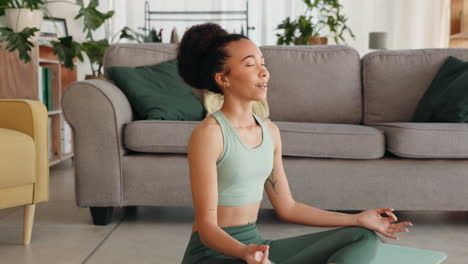 Yoga,-Meditación-Y-Mujer-Zen-En-La-Sala-De-Estar