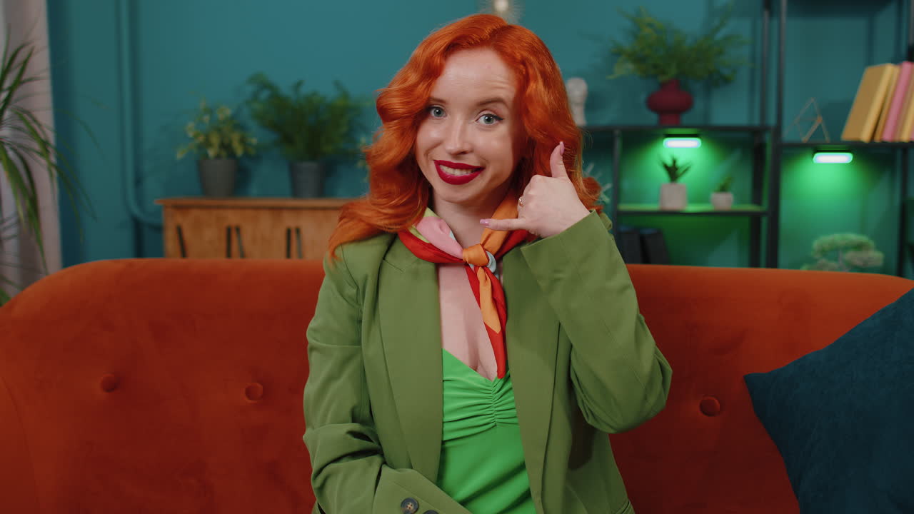 카메라 광고를 보는 여자가 전화 제스처를 하고 있습니다. "이봐요, 집에서 전화해 주세요"라고 합니다.