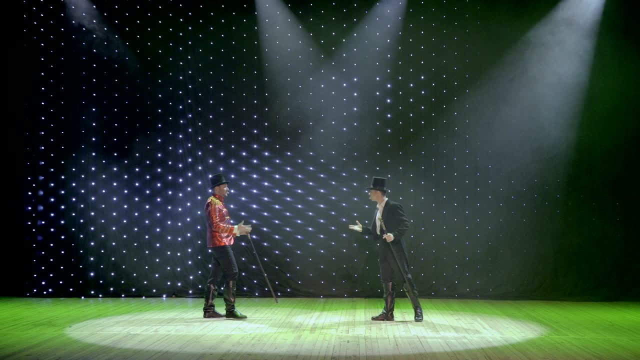 극장 무대에서 춤추는 잘생긴 신사분들