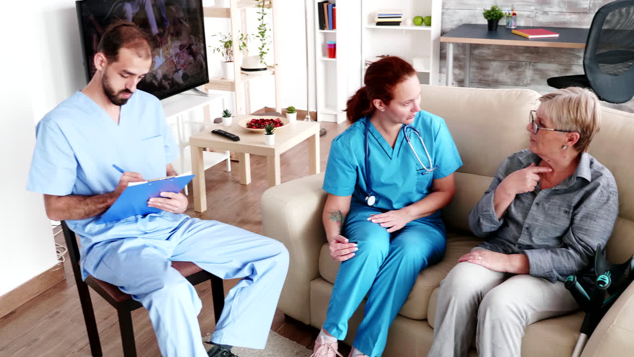 Mannlig sykepleier skriver rehabiliteringsprosedyre