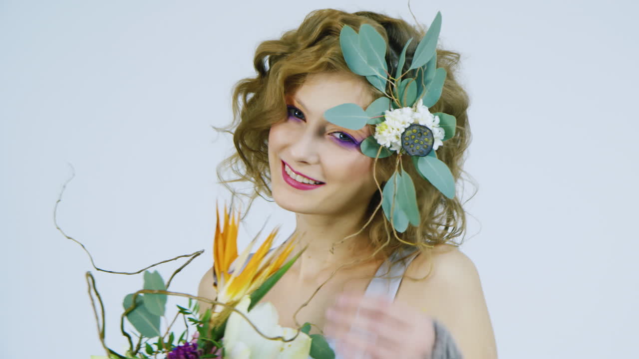 retrato de inspiración primaveral de una chica con flores de loto en el pelo sobre un fondo blanco