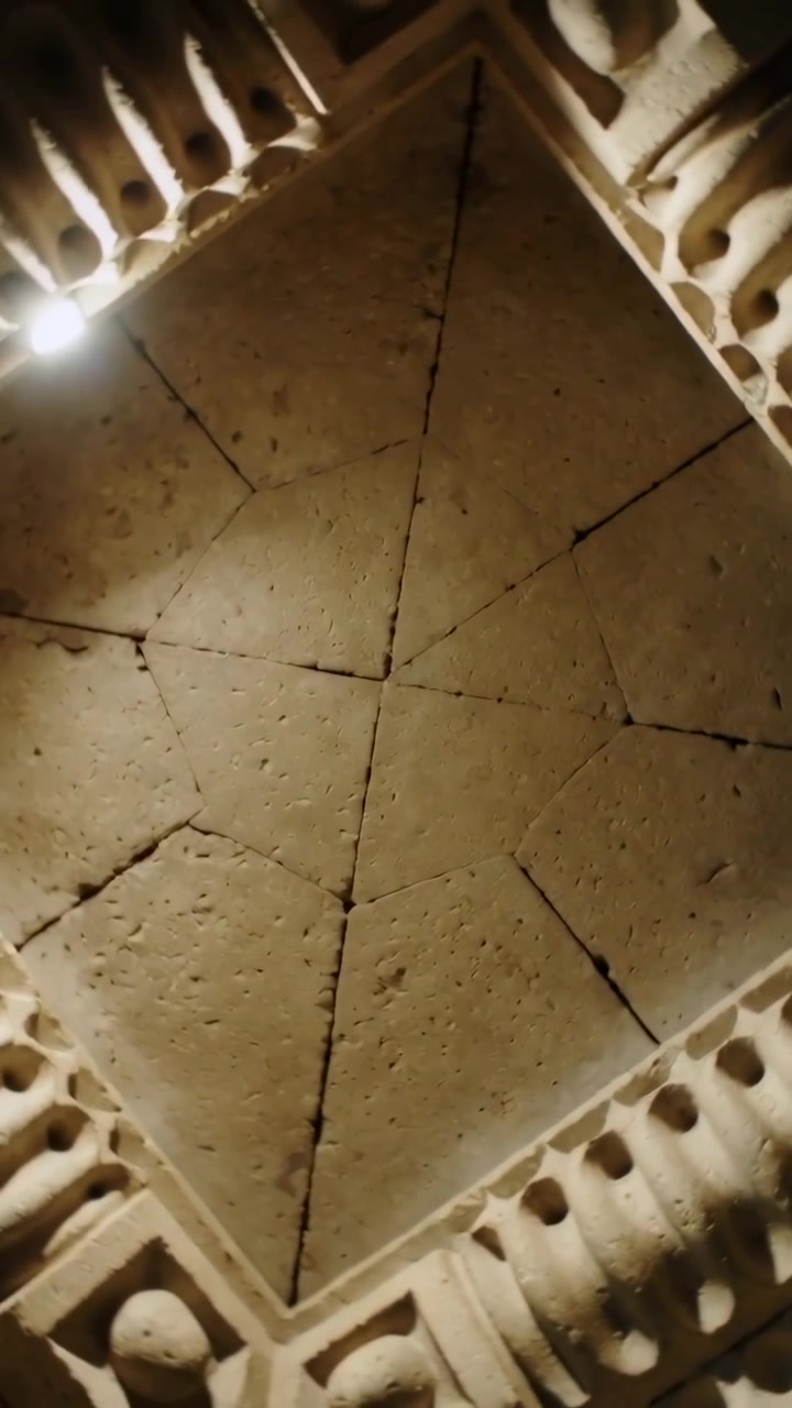 Video verticale: Telecamera che si inclina e ruota rivelando un pannello nel corridoio, crepe che mostrano le giunture.