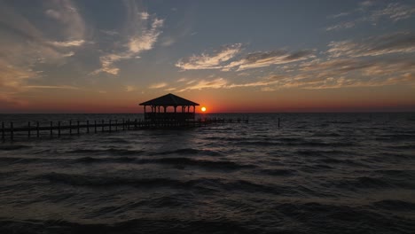 Vista-Aérea-De-La-Puesta-De-Sol-Cerca-De-Un-Muelle-En-Fairhope,-Alabama