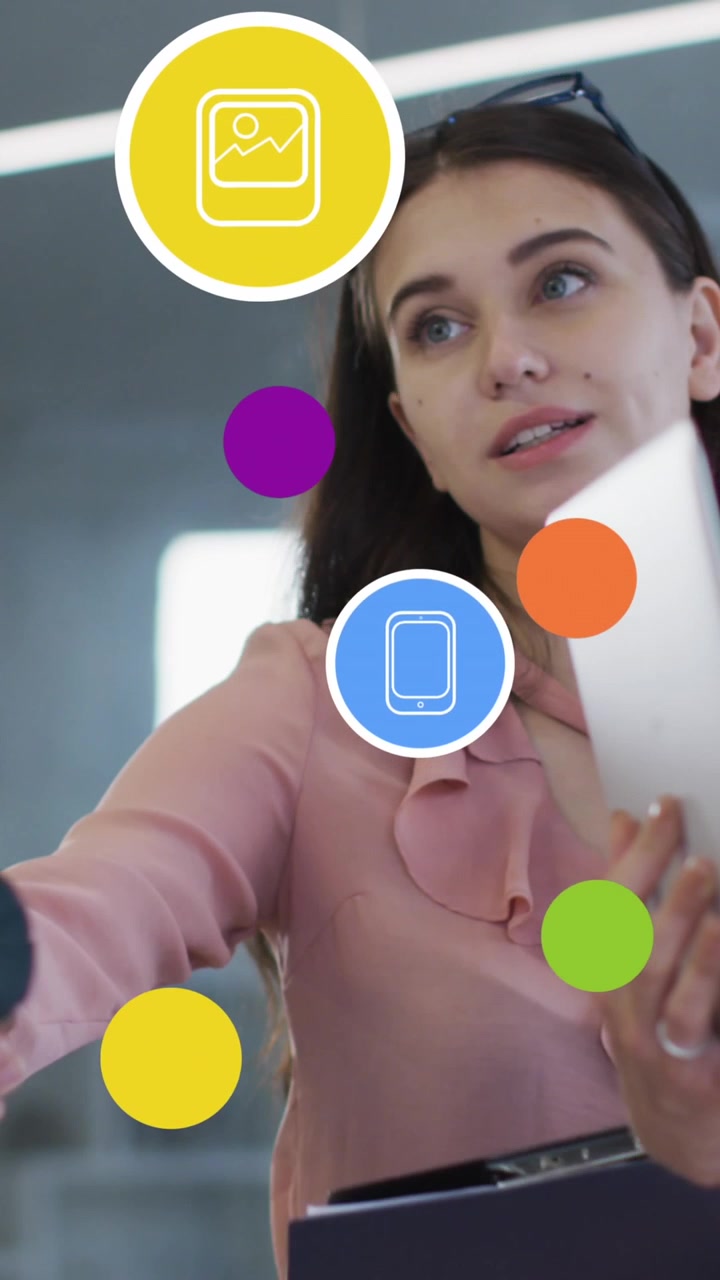 Animazione di icone dei social media e numeri su diversi professionisti