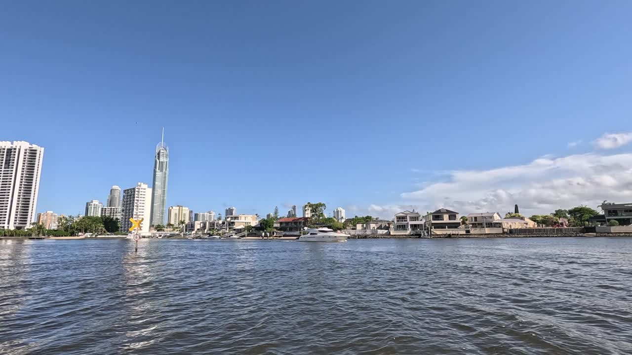 서퍼스 파라다이스의 스카이라인과 강 풍경