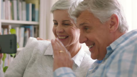 Sonrisa,-Videollamada-Y-Pareja-Mayor-En-Un-Teléfono