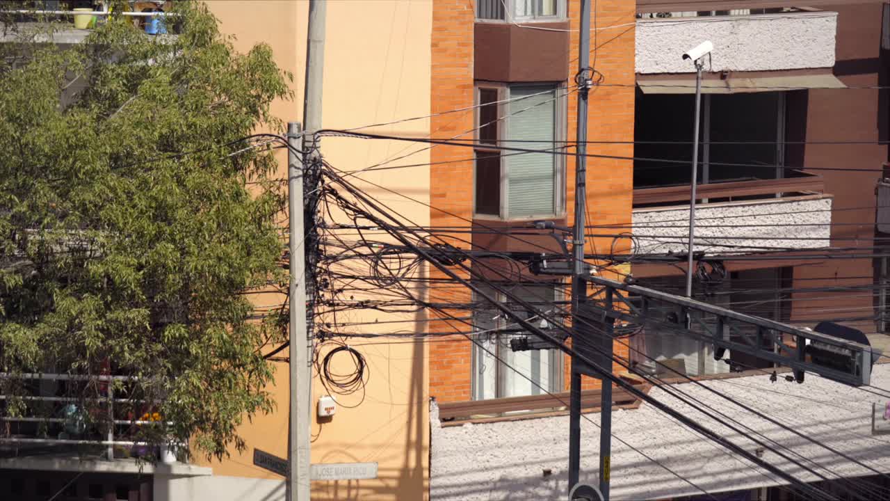 poste urbano con cables desordenados, toma fija del punto de infraestructura de los cables de la calle