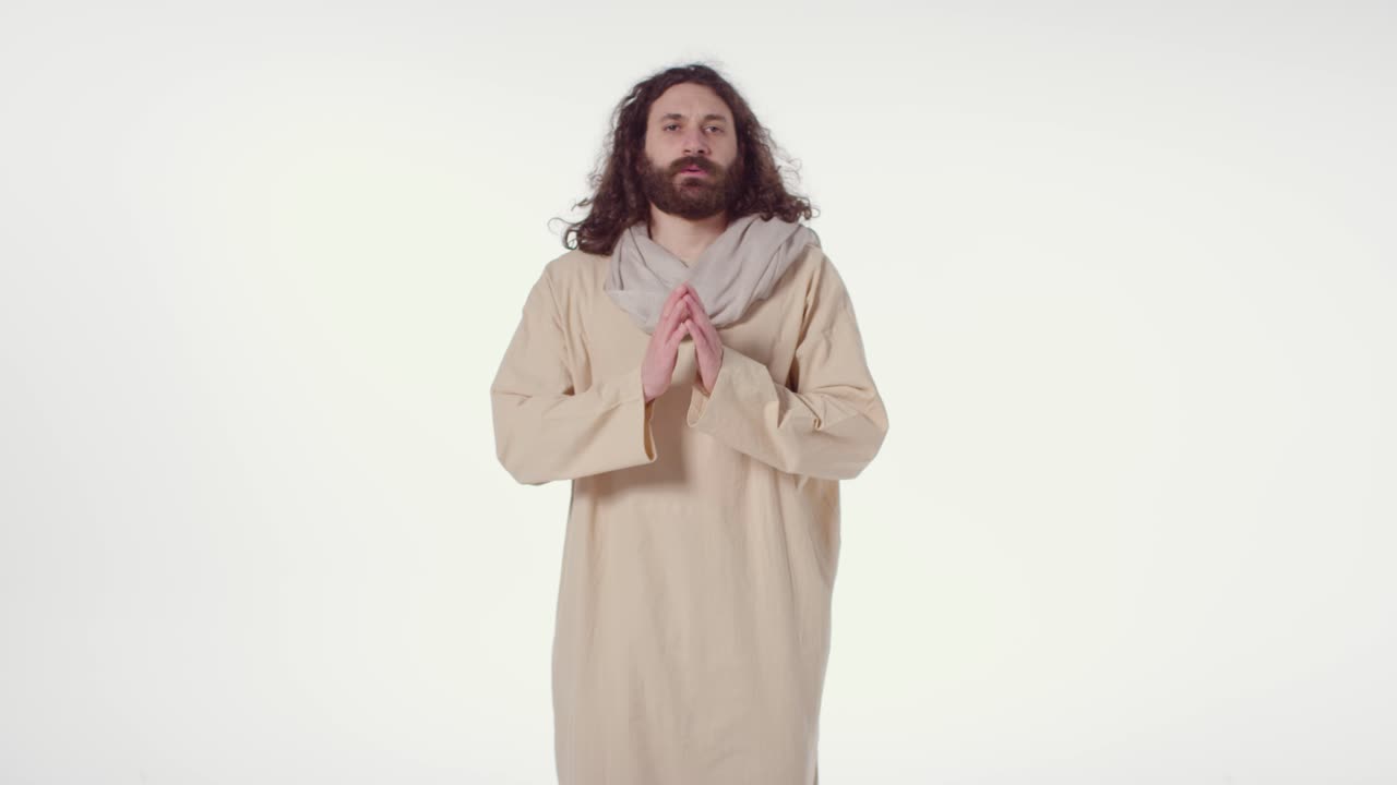 기도 하는 예수 그리스도 의 형상 을 나타내는 긴 머리 와 수염 을 가진 옷 을 입은 사람 의 초상화