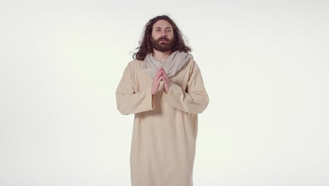 기도 하는 예수 그리스도 의 형상 을 나타내는 긴 머리 와 수염 을 가진 옷 을 입은 사람 의 초상화