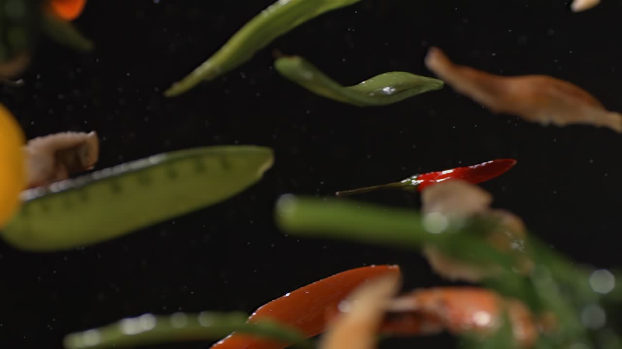 verduras de colores volando por el aire