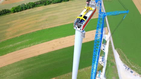 primer plano de la cabeza de la turbina eólica en construcción - toma de un dron