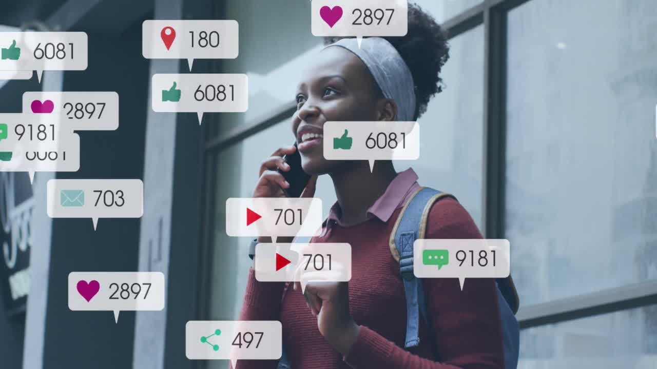 animación de iconos y números de redes sociales sobre mujeres afroamericanas que usan teléfonos inteligentes