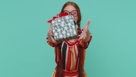 la chica pelirroja que presenta una caja de regalos de cumpleaños ofrece un regalo envuelto un bono de carrera para celebrar
