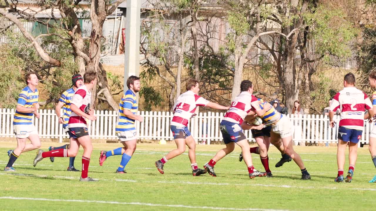 팀워크와 전략을 보여주는 역동적인 럭비 게임