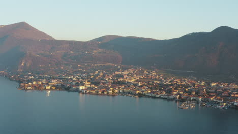 Luftaufnahme-Von-Iseo-City-Während-Des-Sonnenuntergangs,-Gefilmt-Auf-DJI-Mavic-Pro-2-10-Bit-4:2:2