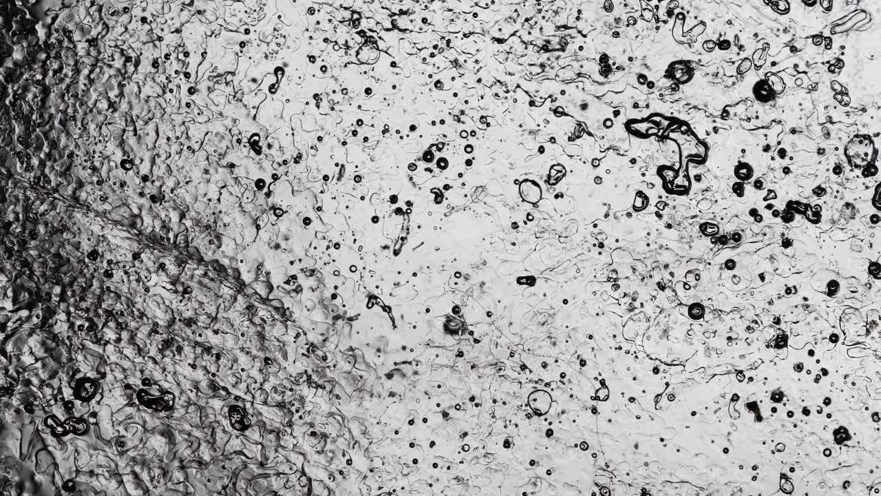 구불구불한 검은 모양과 반점이 있는 신비한 구조가 혼란스럽게 흩어집니다.