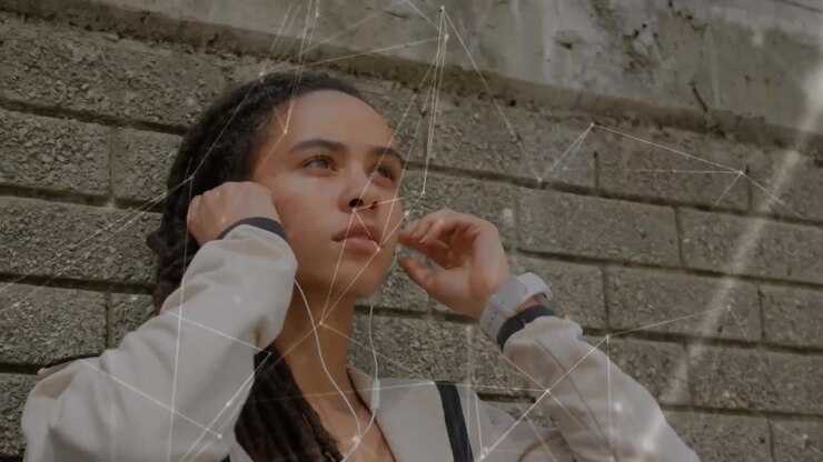 Animazione di una rete di connessioni su una donna in forma che indossa gli auricolari.
