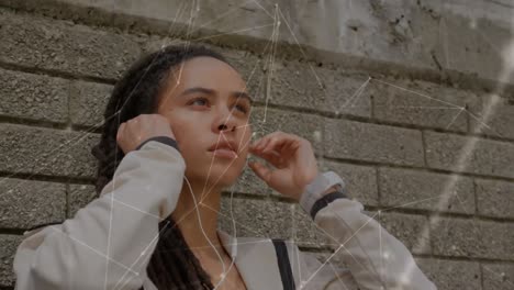 animación de la red de conexiones a través de una mujer en forma que usa auriculares